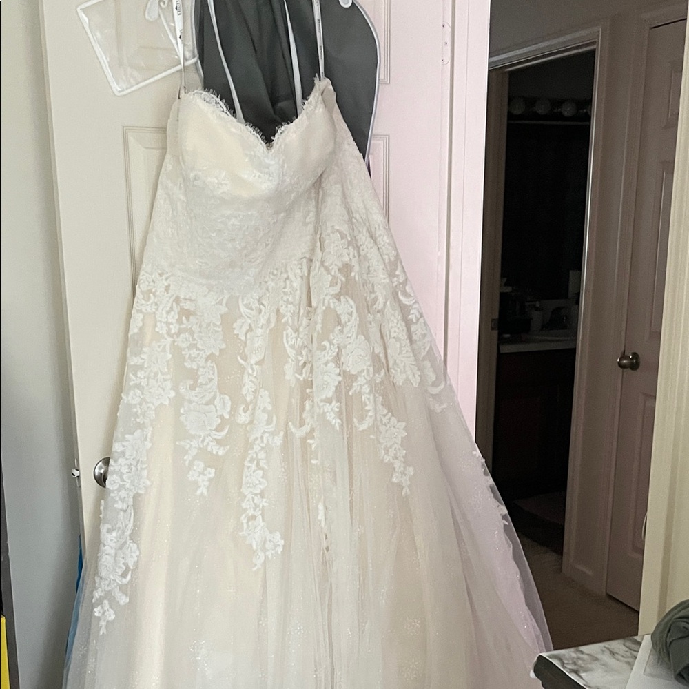 Elegant Lace Strapless Wedding Dress
